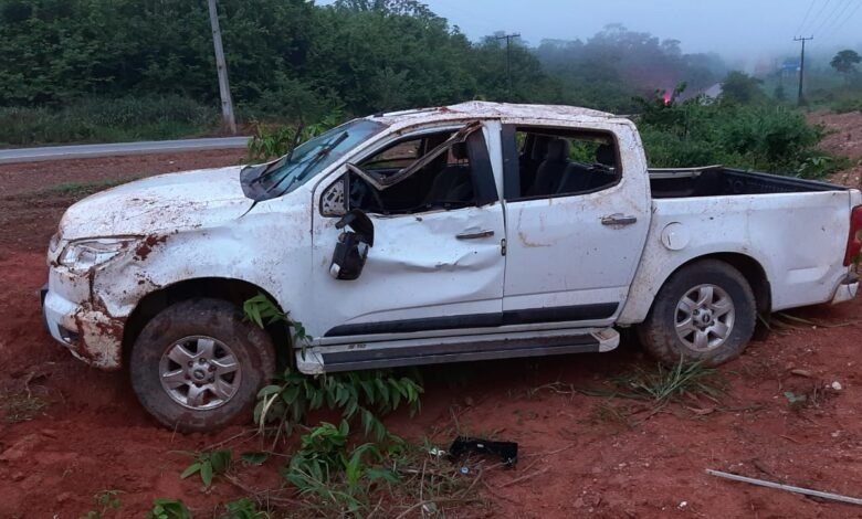 Motorista perde controle e capota caminhonete próximo a Carlinda