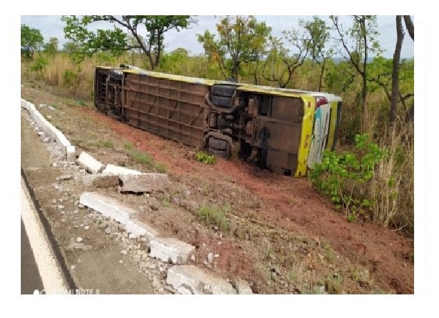 Quatro pessoas ficam feridas após ônibus sair da pista e tombar na BR-070