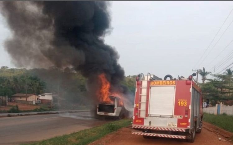 Van pega fogo e fica destruída na BR-364 em MT