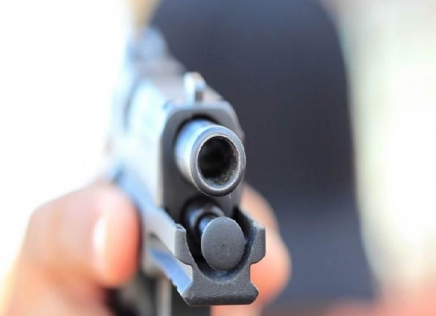 Jovem leva tiro de raspão na cabeça; polícia busca atirador