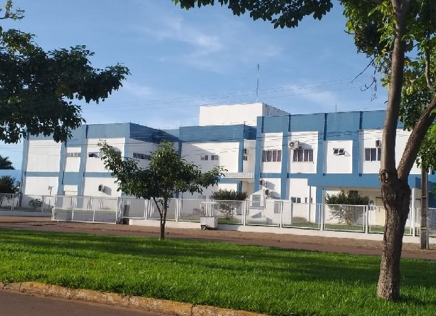 Mulher fica ferida em colisão entre moto e minivan