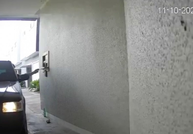 Homem foge de motel sem pagar a conta e danifica portão