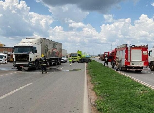 Incêndio em carreta mobiliza Corpo de Bombeiros na BR-163