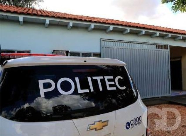 Vizinhos sentem odor em casa, avisam família e encontram homem sem vida