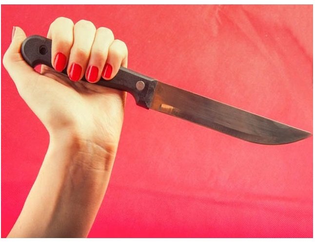Mulher encontra ex-marido na cama com outra mulher e tenta matá-la a facadas
