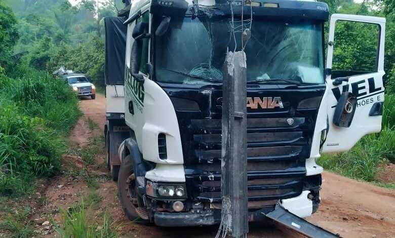 Bitrem roubado em posto é encontrado abandonado após suspeitos atingirem poste