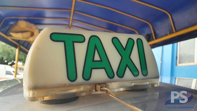 Após discussão, homem atropela mulher com táxi