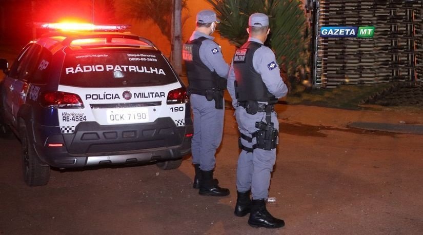 Homem espanca e xinga a companheira e ainda ameaça dar 5 tiros no rosto dela