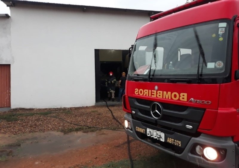 Vítima é encaminhada ao hospital após incêndio em fábrica de café