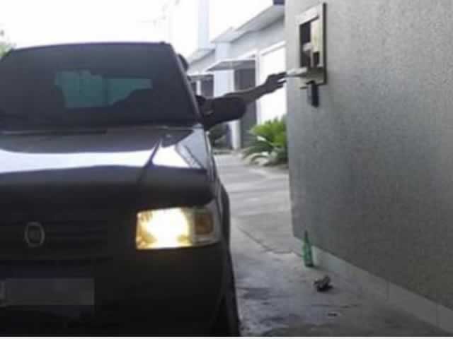 Homem, em Uno preto, foge de motel derrubando portão e sem pagar conta R$ 360
