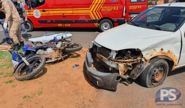Duas pessoas ficam feridas após colisão entre moto e picape