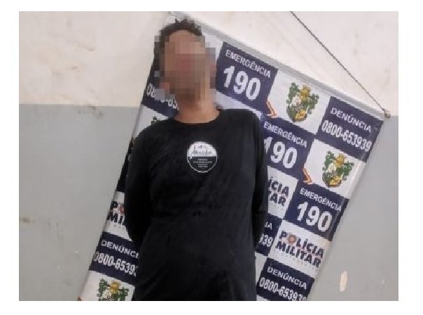 Marido é preso por bater em mulher grávida e quebrar móveis