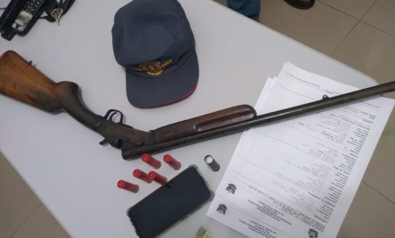 Mulher discute por caso extraconjugal do marido com amiga e é agredida; suspeito é detido com arma em casa