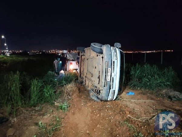 Van tomba na BR-163 ao desviar de motociclista