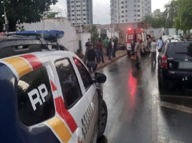 PM atira 15 vezes para conter rottweilers que atacavam mulher; VEJA VÍDEO