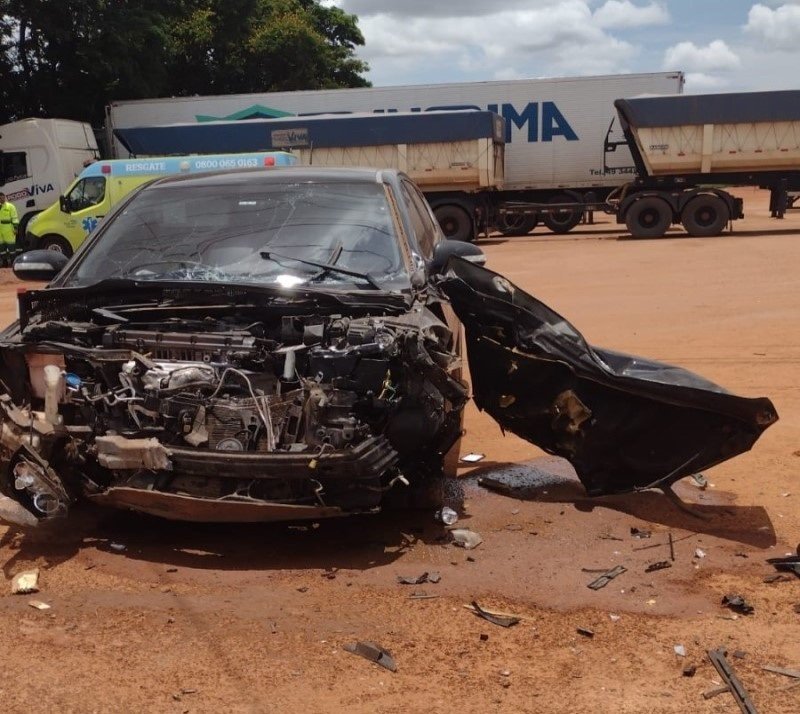 Carro fica completamente destruído em acidente na BR-163