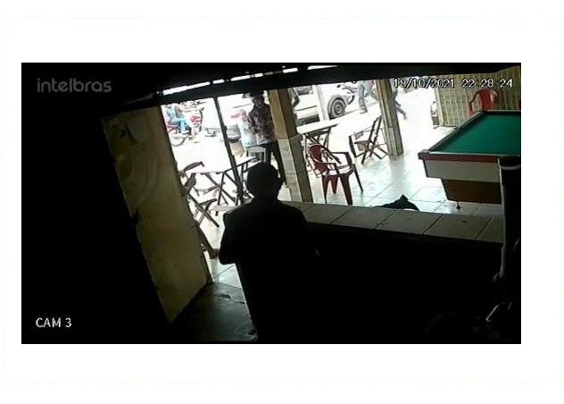Câmeras de segurança mostram homem sendo executado à luz do dia