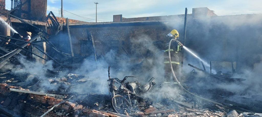 Prédio comercial pega fogo em Peixoto de Azevedo-MT