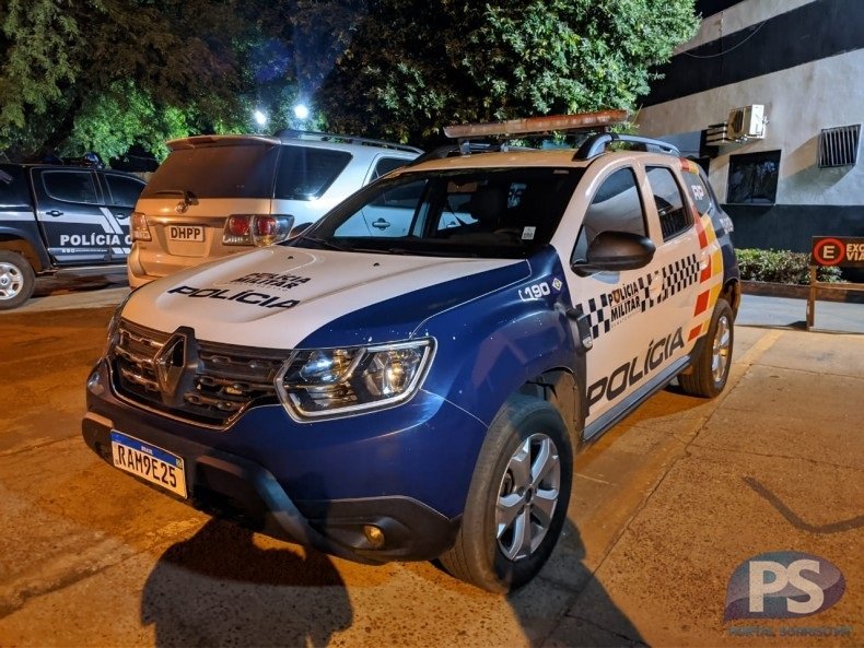 Dois homens são flagrados pela PM dentro de residência e acabam presos por suspeita de furto