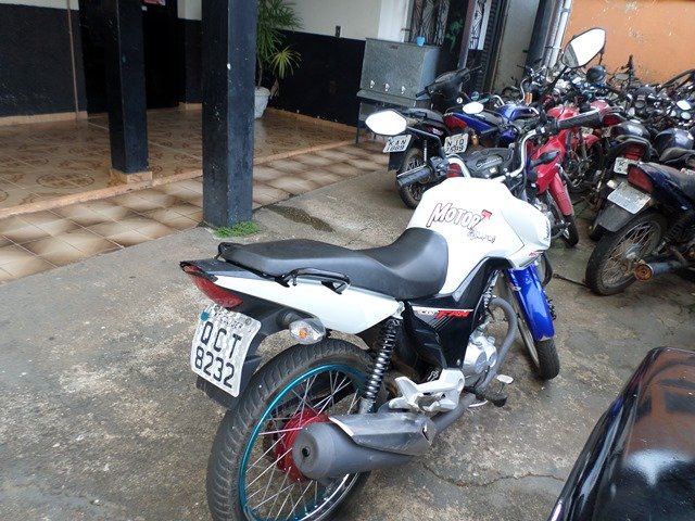 Jovem empina moto em frente a VTR da PM em Colíder e acaba preso.