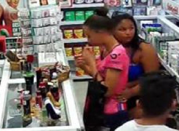 Mulheres são flagradas furtando perfumes de farmácia