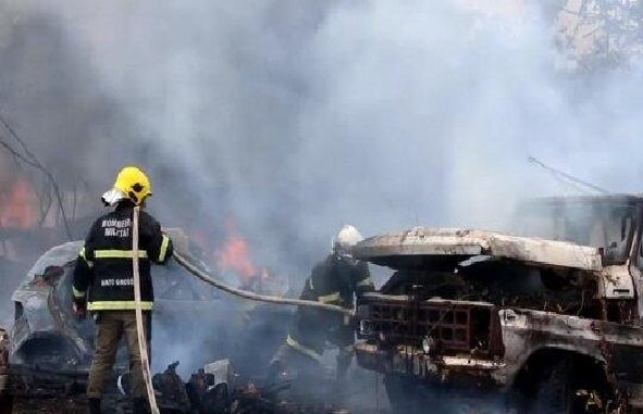 Incêndio destrói pelo menos 10 veículos em uma empresa de guinchos