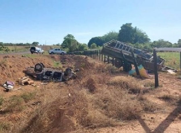 Caminhonete com trabalhadores capota e motorista morre