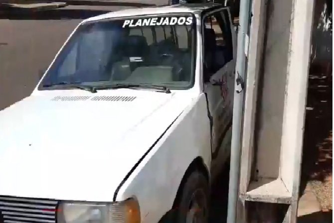 Motorista fica preso dentro de Saveiro após colisão com ônibus