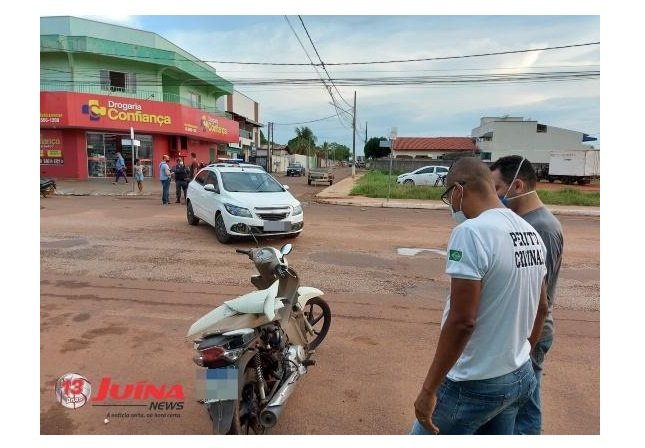 Carro invade preferencial e bate em duas mulheres de moto; assista ao vídeo