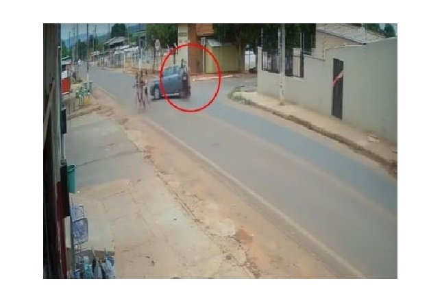 Motociclista atinge carro, é arremessado para o alto e sai andando