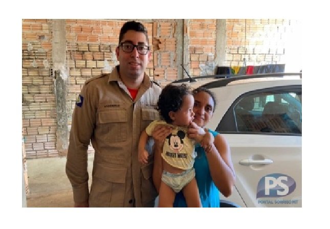 Bebê fica preso acidentalmente dentro de carro