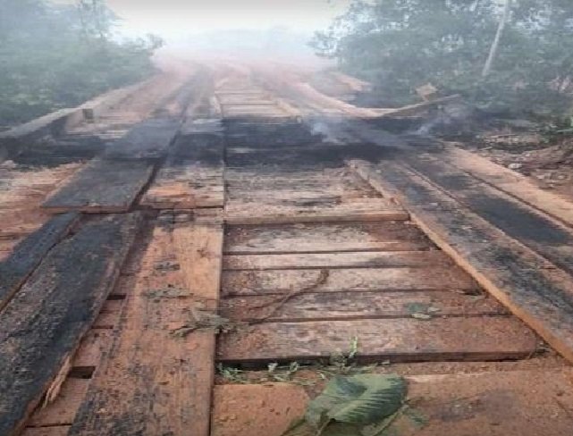 Vândalos ateiam fogo em ponte de madeira e trânsito fica comprometido