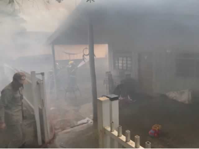 URGENTE: Bombeiros de Colíder apagam incêndio em residência no centro da cidade. (vídeo)