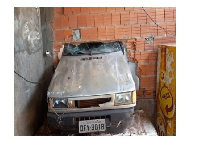 Carro atropela criança, invade casa e para no freezer da vizinha