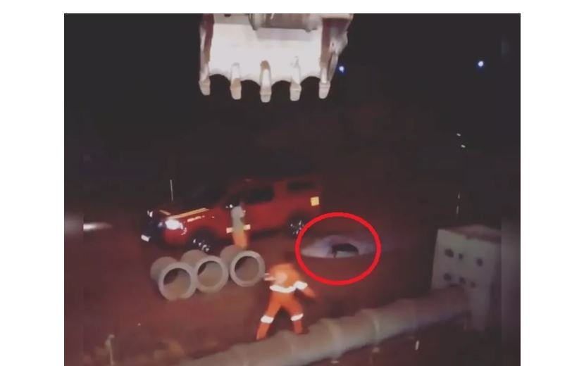 Cachorro fica preso em bueiro com 3 metros de profundidade e é resgatado pelos bombeiros em MT