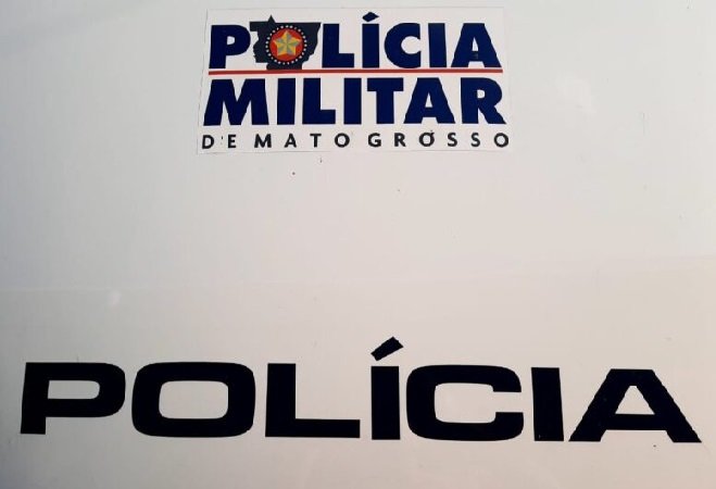 Motorista embriagado é detido após bater caminhão em poste