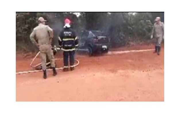 Carro pega fogo e bombeiros são acionados para conter as chamas