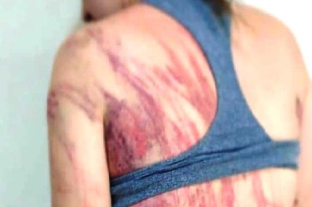 Homem é preso após agredir esposa e filha, de 12 anos, com fio de energia