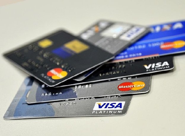 Juros do cartão de crédito aceleram e atingem o maior nível em 4 anos