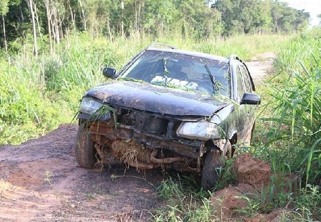 Motorista perde o controle da direção e sai da pista na BR-163