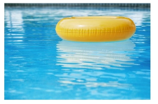 Criança de um ano é entubada após se afogar na piscina de casa