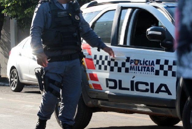 Homem que se diz policial levanta blusa e expõe seios de mulher