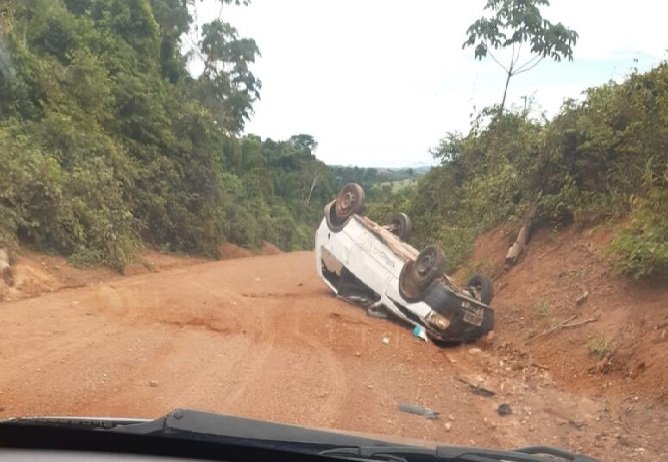 Capotamento é registrado na rodovia sentido pista do cabeça, dois são socorridos