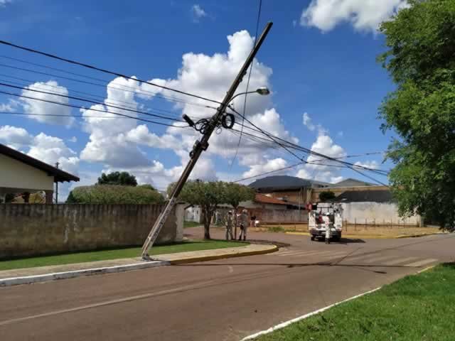 URGENTE: Caminhão caçamba em Colíder derruba três postes e deixa dois bairros sem energia e internet. (Vídeo)