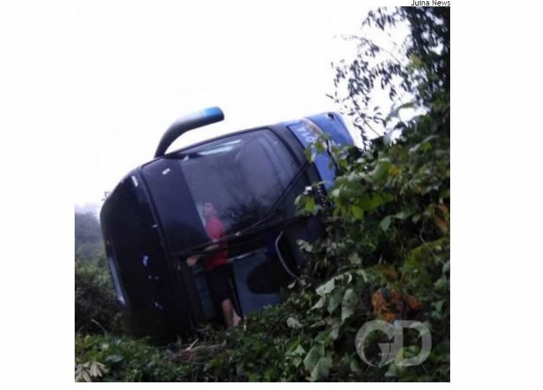 Ônibus tomba e deixa 4 passageiros feridos em rodovia