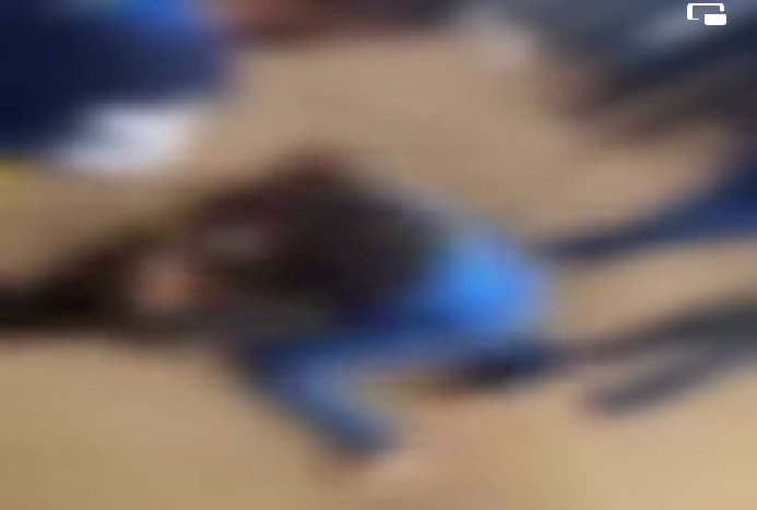 Meninas brigam em frente a escola e plateia filma pancadaria