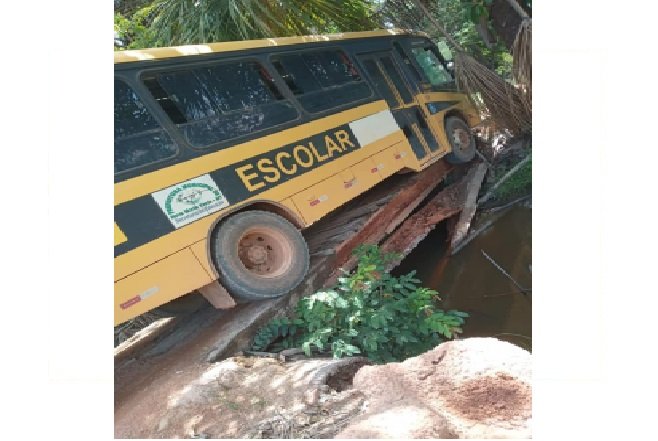 Nova Monte Verde: Ônibus escolar fica encavalado em ponte de madeira após viga ceder