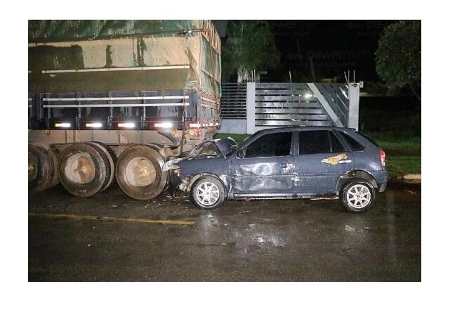 Motorista fica ferido após colidir carro em traseira de carreta estacionada