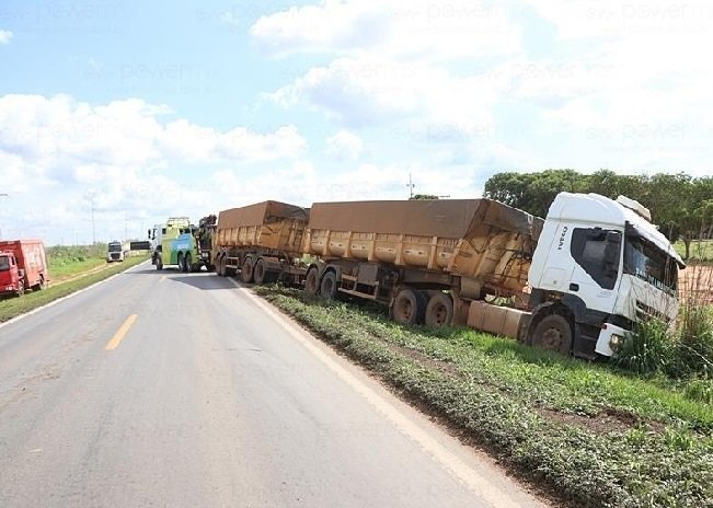 Carreta sai da pista na BR-163
