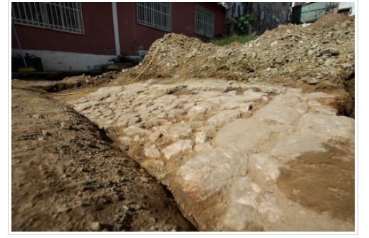 Escavações em obra no Beco Alto encontram piso do século 18